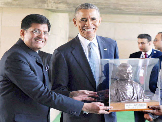 Obama being presented a bust of Mahatma Gandhi