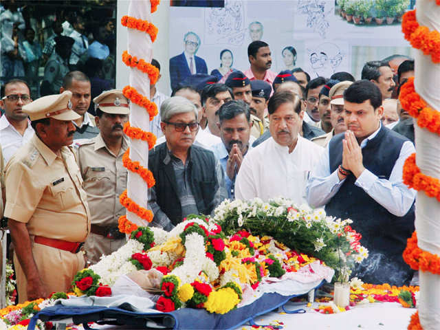 Devendra Fadnavis paying his tributes to Laxman