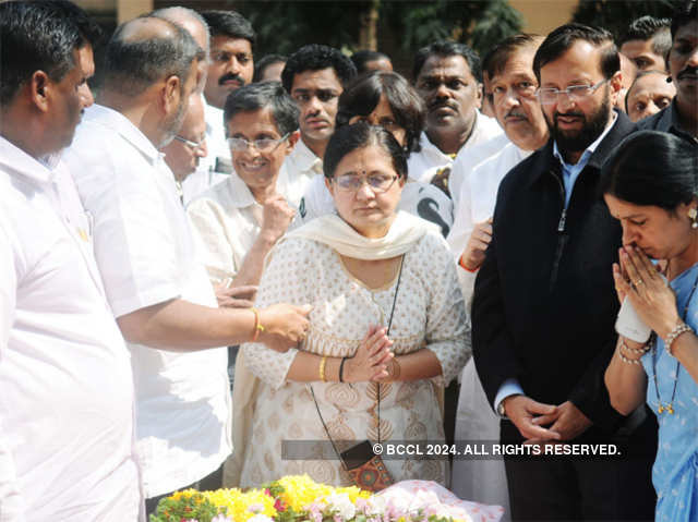 RK Laxman's funeral in Pune