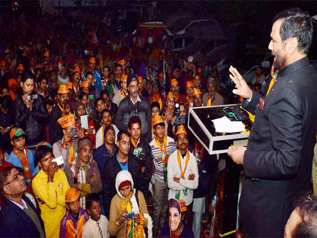 Ram Vilas Paswan addresses an election campaign at Saffeda jhuggi
