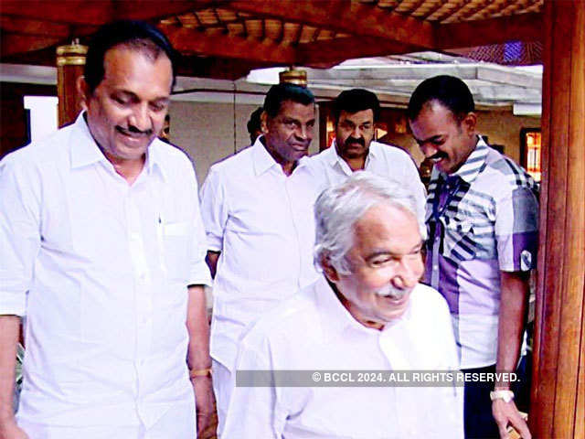 Oommen Chandy visiting actor Mohanlal