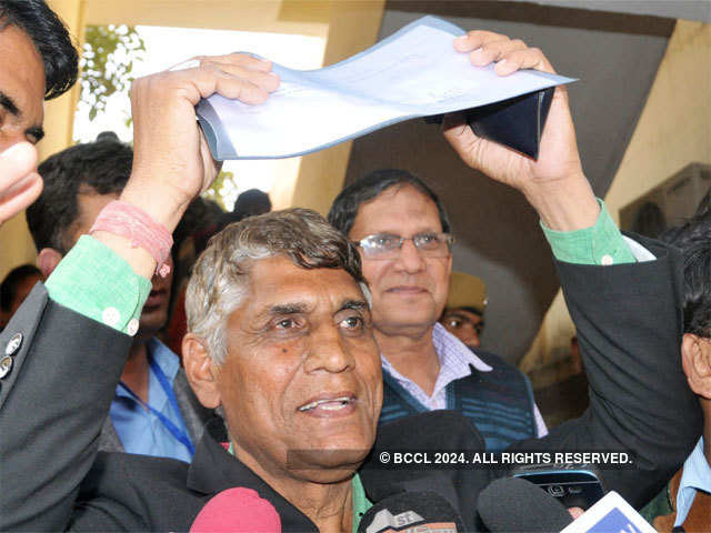 Pramukh Mool Chand Meena greeted by supporters