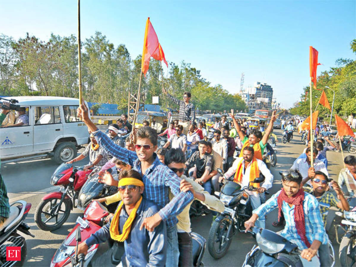 Bajrang Dal chases away young couples in Kanpur on V-day - The Economic  Times