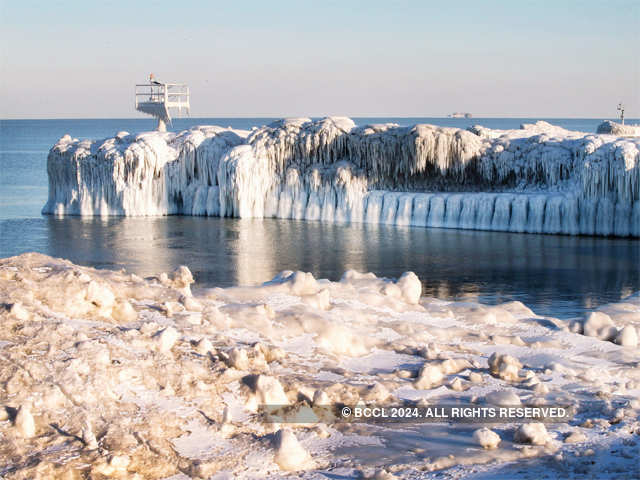 Bone-Chilling Arctic blast keeps Chicago frigid