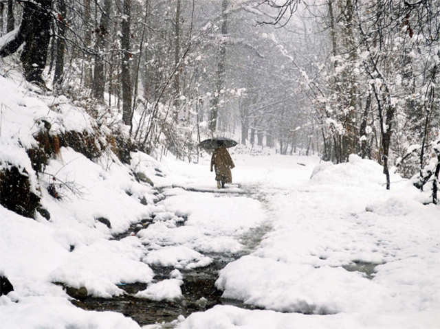 Anantnag receives heavy snowfall