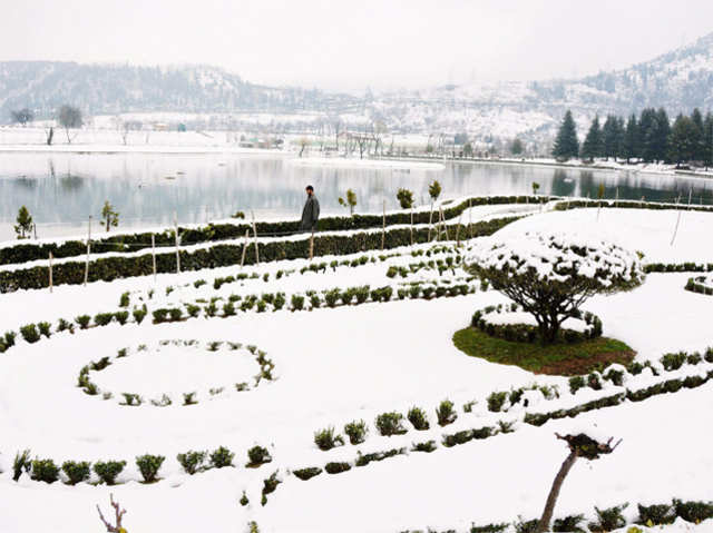 Heavy snowfall in Kashmir