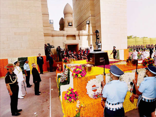 President pays homage at India Gate