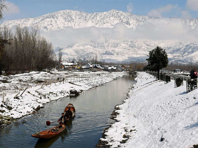 Heavy snowfall in Srinagar