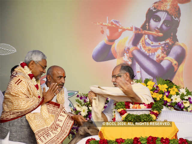 Nitish Kumar seeks blessings from a spiritual leader