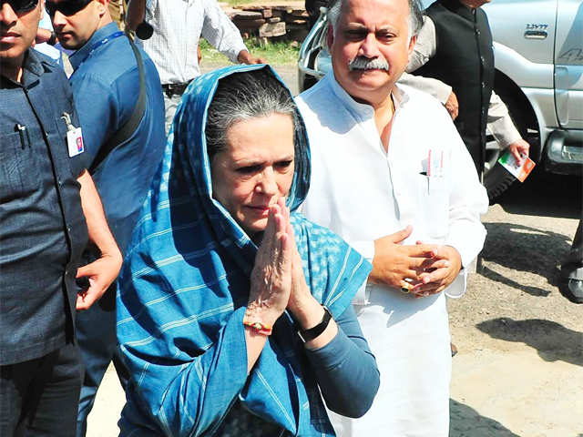 Sonia Gandhi rallies in Amethi, as party members guess about Rahul's disappearance 