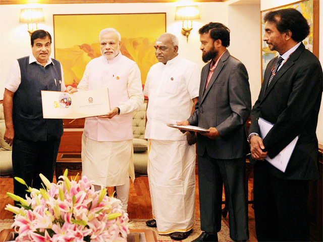 Delegation led by Nitin Gadkari with PM Modi