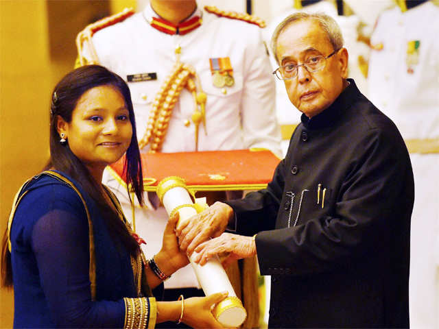 Pranab Mukherjee presents Padma Shri to Arunima Sinha