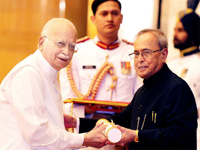Pranab Mukherjee presents Padma to Advani