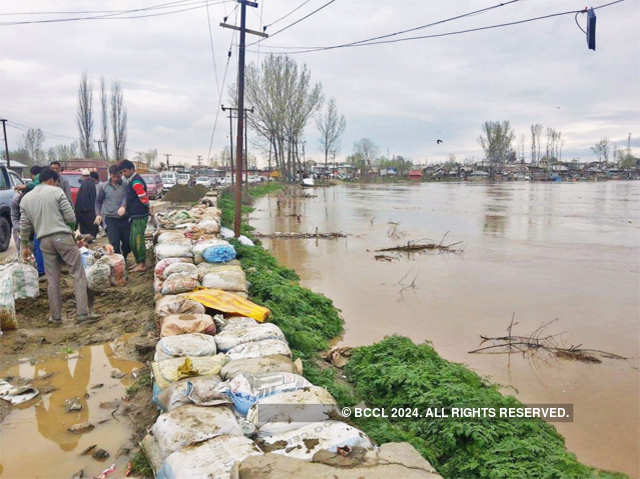 Sand bags added to Jehlum bank