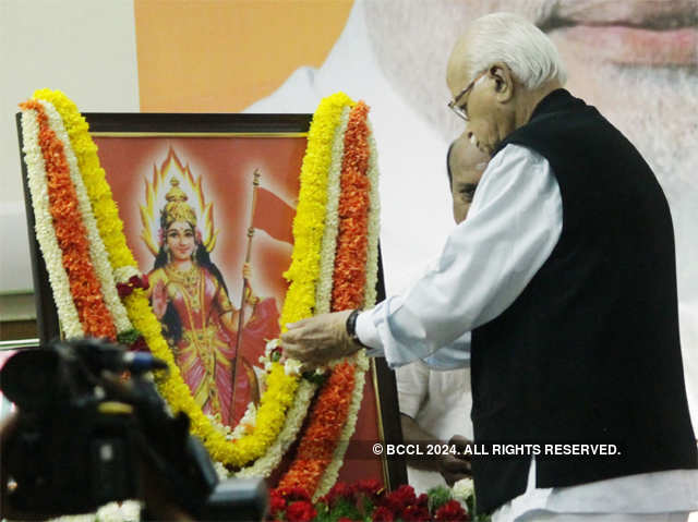 LK Advani offers flowers to Bharat Mata