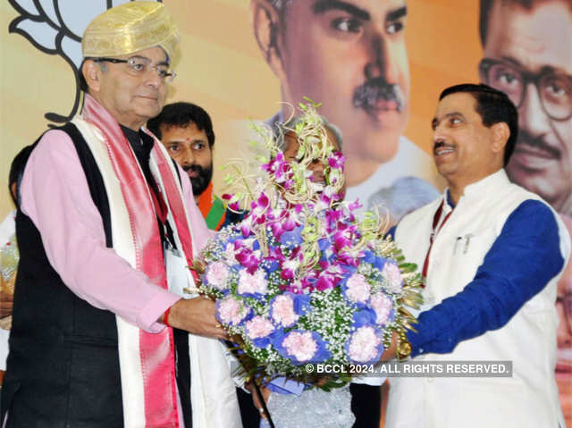 Arun Jaitley being presented a memento by state leaders