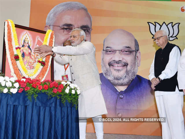 PM Modi offers flowers to Bharat Mata