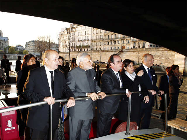 PM Modi, French ministers on boat ride
