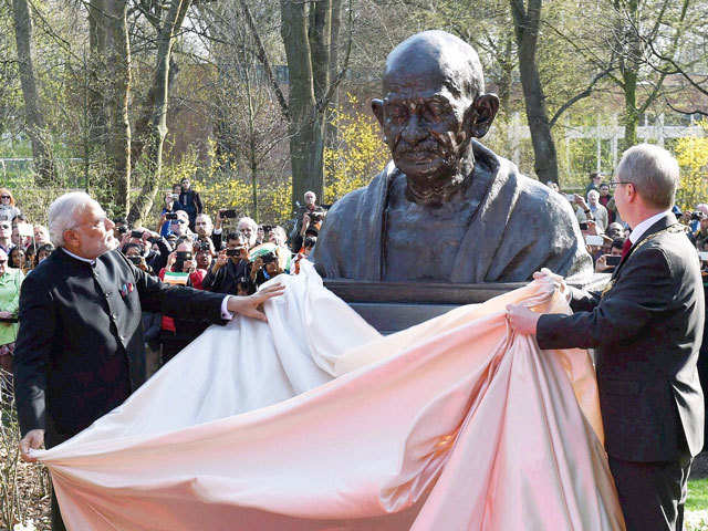 PM Modi unveiling the bust of Mahatma Gandhi