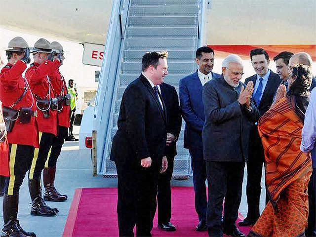PM Modi being welcomed on his arrival