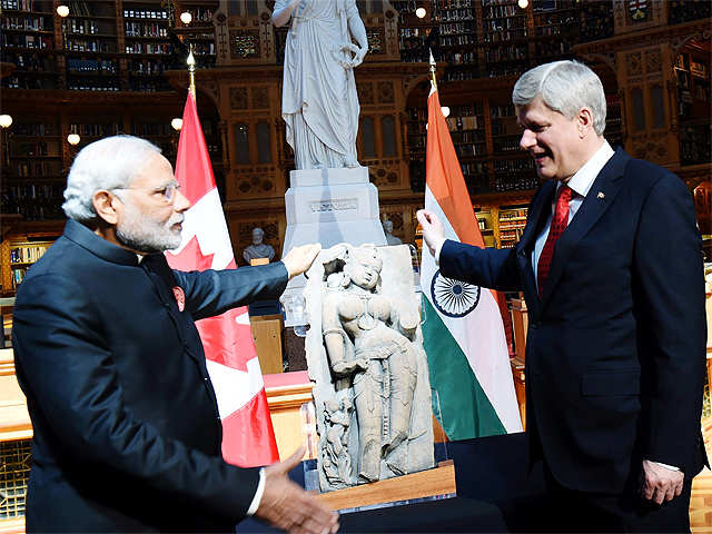 PM Modi being presented a stolen Indian idol