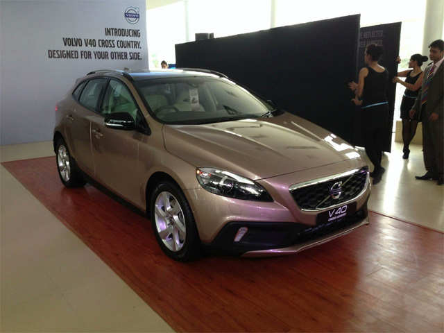Volvo V40 Cross Country petrol to launch today in India