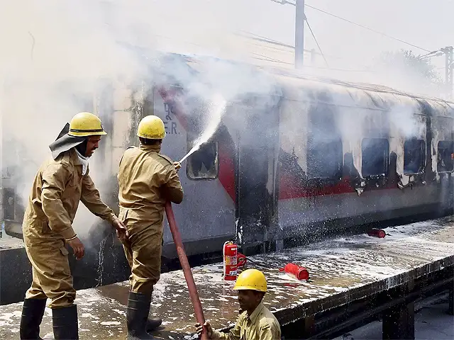 High-level inquiry has been ordered - 6 coaches of 2 Rajdhani trains ...