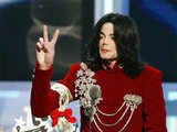 Michael Jackson makes a peace sign
