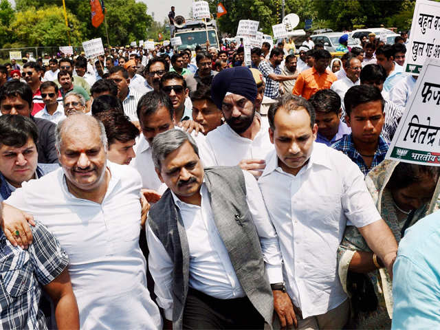 BJP protests against Delhi law minister's fake degree