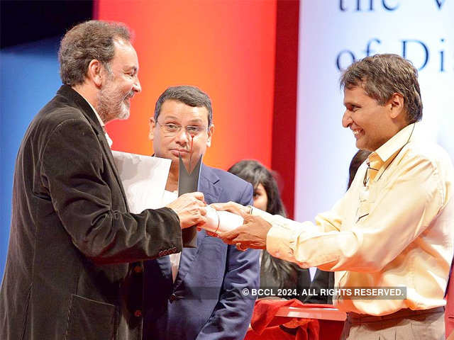 Suresh Prabhu felicitates Prannoy Roy