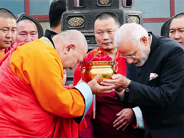 PM Modi handed over a Bodhi tree sapling to Hamba Lama