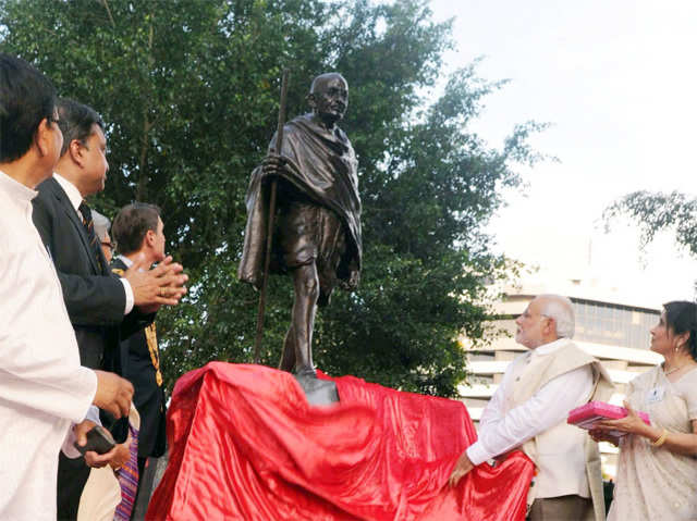 PM Modi unveiling the statue of Mahatma Gandhi