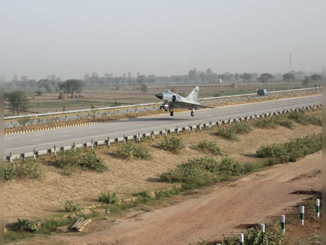 IAF jet lands successfully on Yamuna expressway