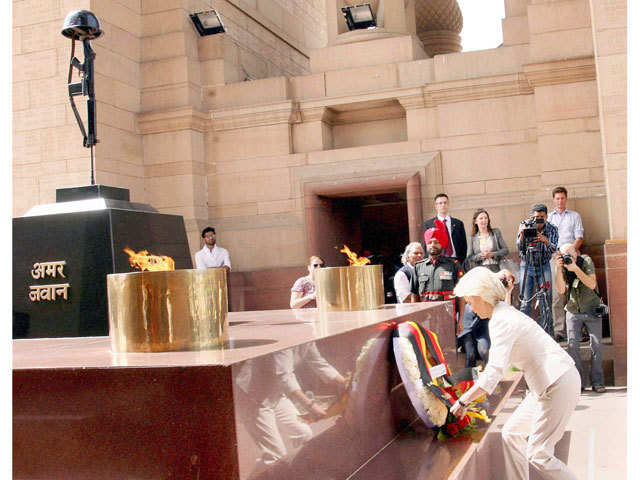 Laying wreath at Amar Jawan Jyoti