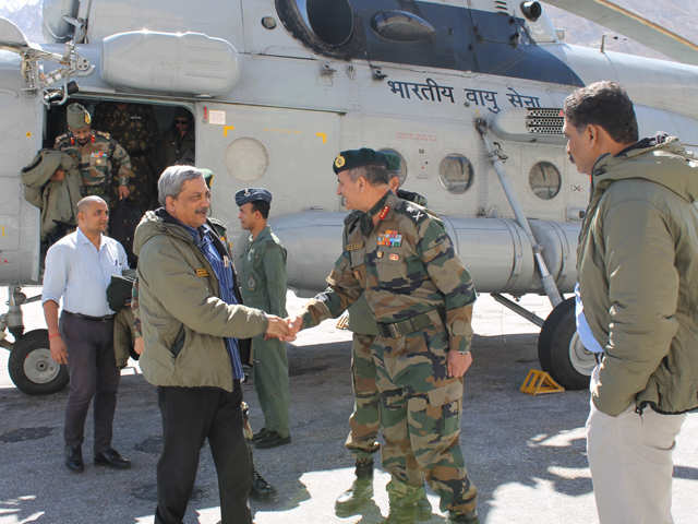 Manohar Parrikar visits the troops in J&K