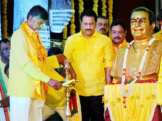 N Chandra Babu Naidu paying tribute to  N T Rama Rao