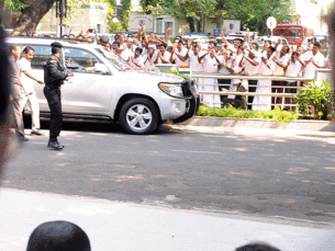 Jayalalitha given grand welcome by fans