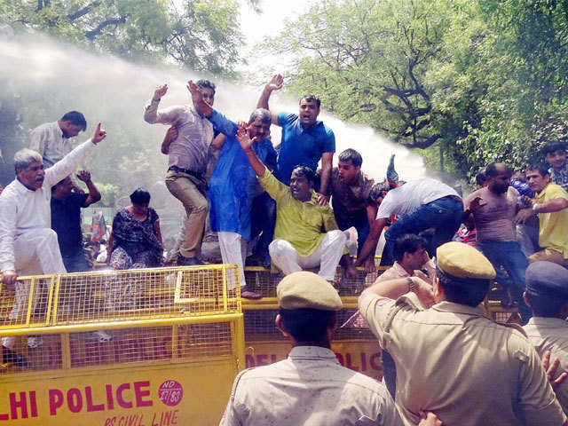 BJP workers protest outside Kejriwal's residence