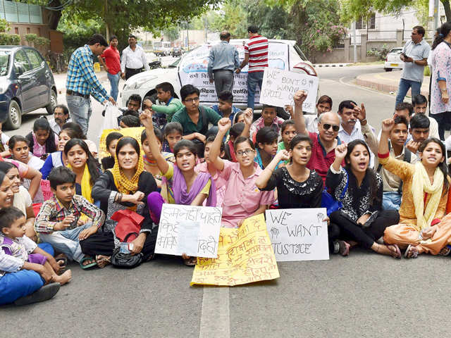 Students protest outside residence of Delhi CM