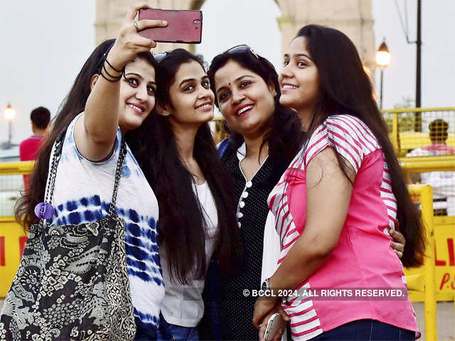 5 reasons why selfie is becoming a menace