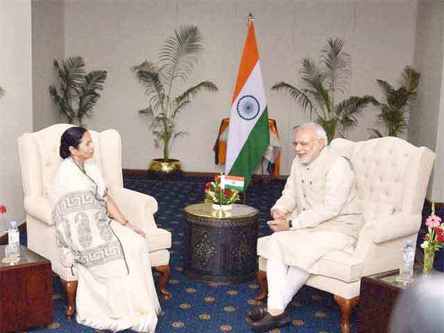 PM Modi with Mamata Banerjee in Bangladesh