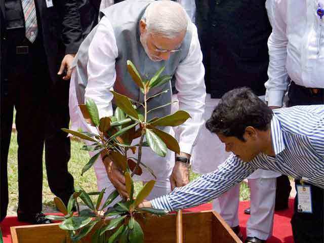 PM Modi planting a sapling in Dhaka