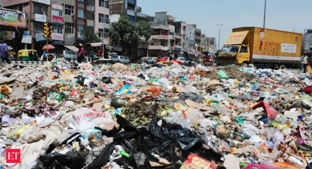 Garbage dumped on road - Delhi's garbage mess rings alarm bell for ...