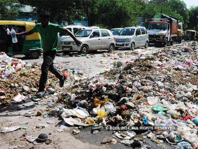 Garbage dumped on road - Delhi's garbage mess rings alarm bell for ...