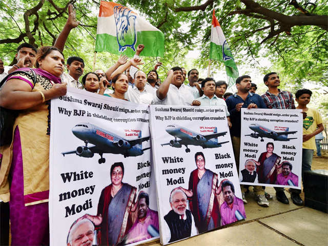 Congress protests against Sushma Swaraj