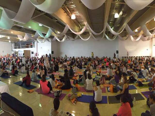 700 people doing Yoga in Mexico City
