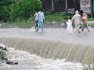 Heavy rainfall lashes Nagpur, highways submerged