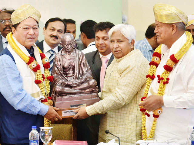 H K Patil presents a Gandhi statue to Mizoram CM Lal Thanhawla