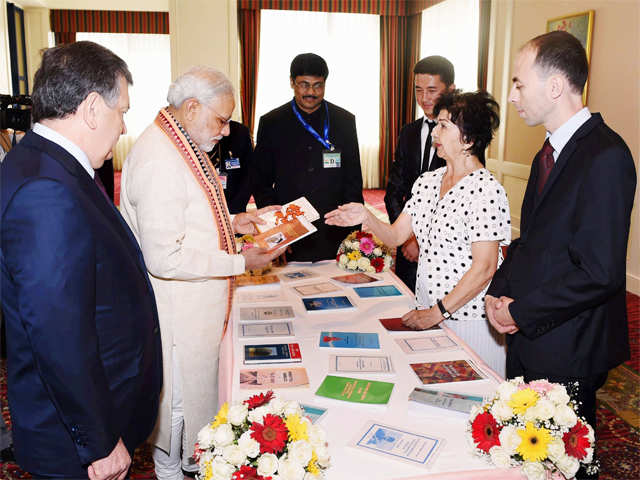 PM looks a Hindi book written by a Uzbekistan woman