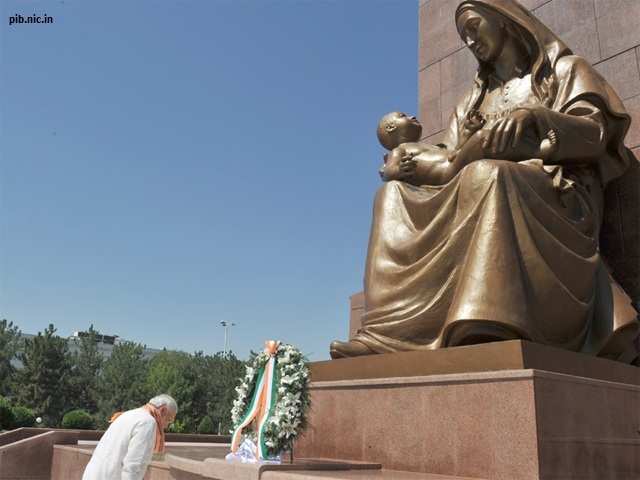 PM pays tributes at the National Monument of Independence & Humanism